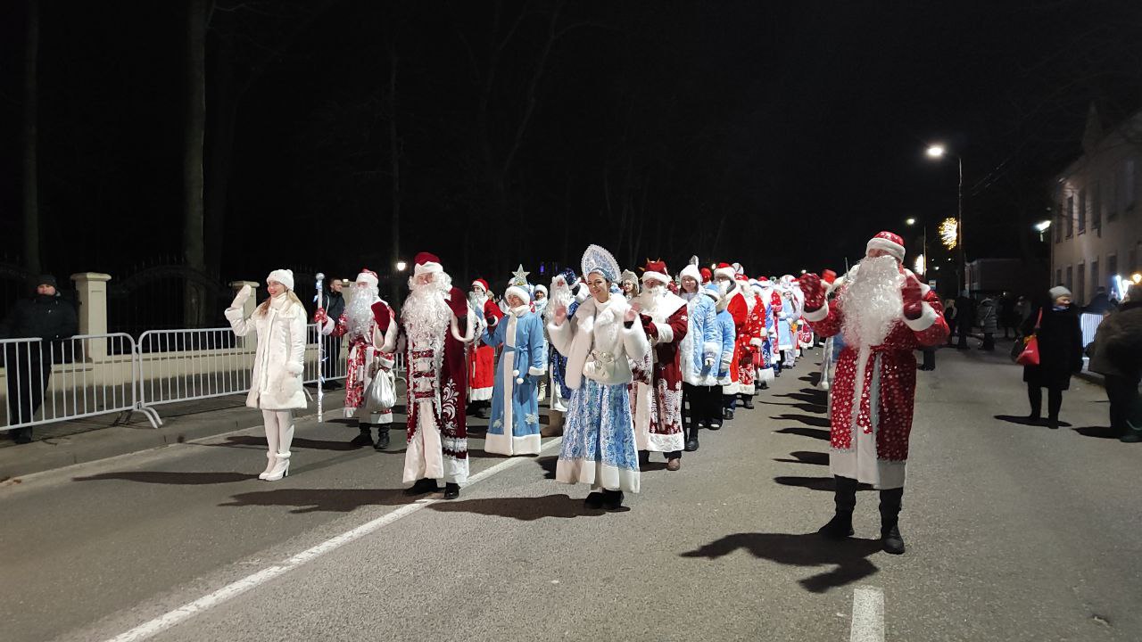 Волшебство на пороге: праздничное шествие Дедов Морозов и Снегурочек в Гомеле